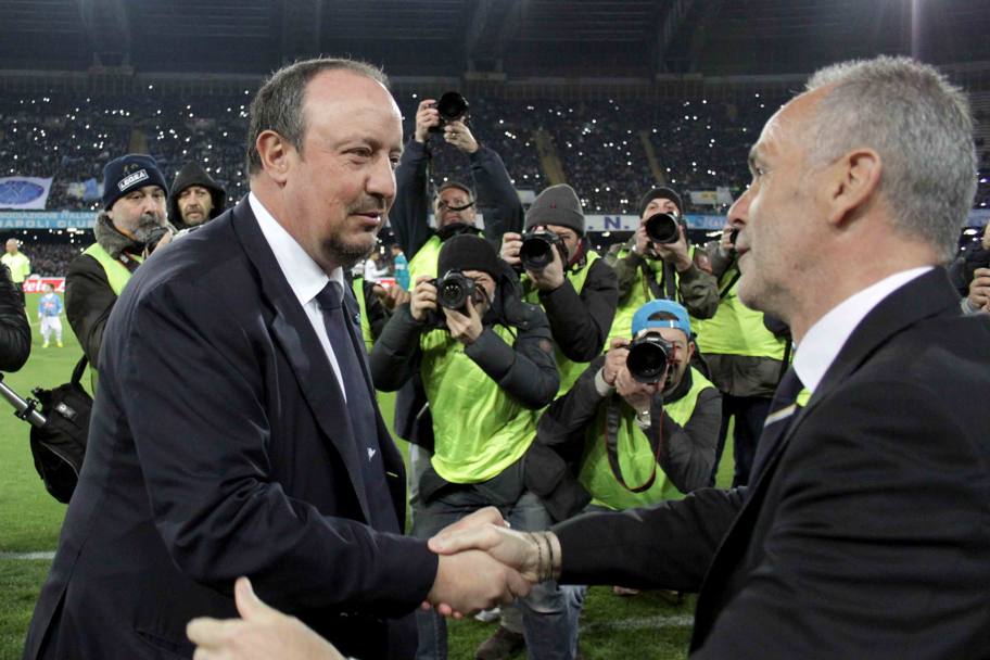 Rafa Benitez, tecnico del Napoli, e Stefano Pioli, allenatore della Lazio, si salutano prima di Napoli-Lazio. LaPresse